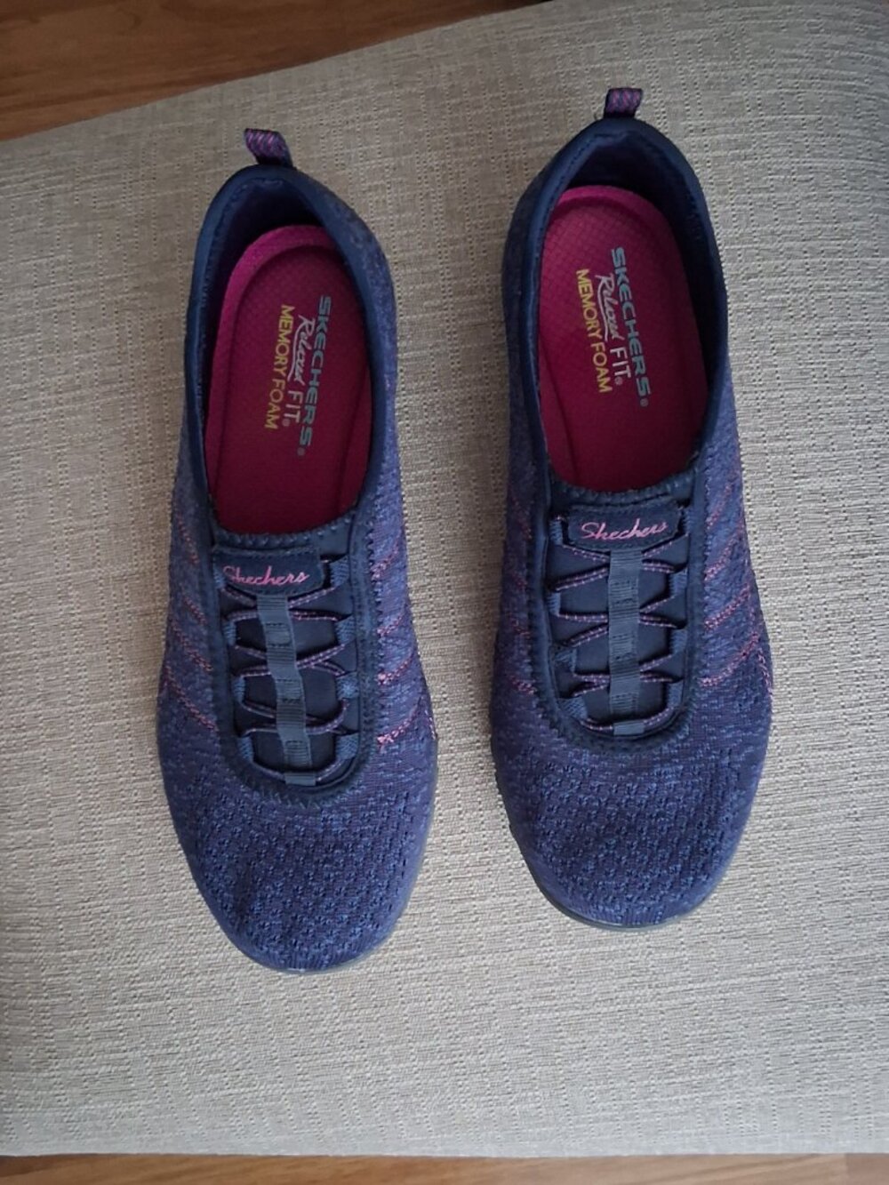 Skechers Slip-On Relaxed Fit Sneakers Dark Blue, pink stitching Memory Foam sz 9
